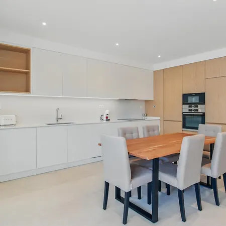 Casaluxo New 2br Pool View شقة